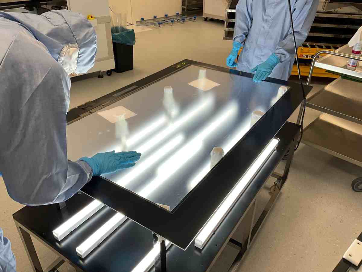 Anlagen & Prozessstationen für Optical Bonding im Reinraum